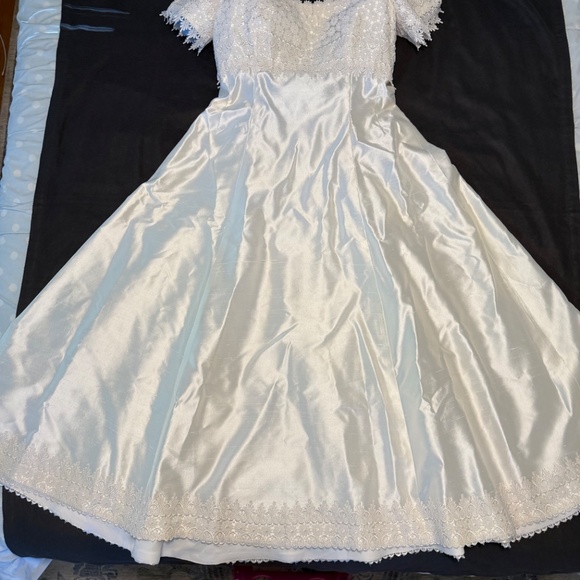 Vintage silk wedding gown, Galina, size 12/14 - Picture 2 of 9